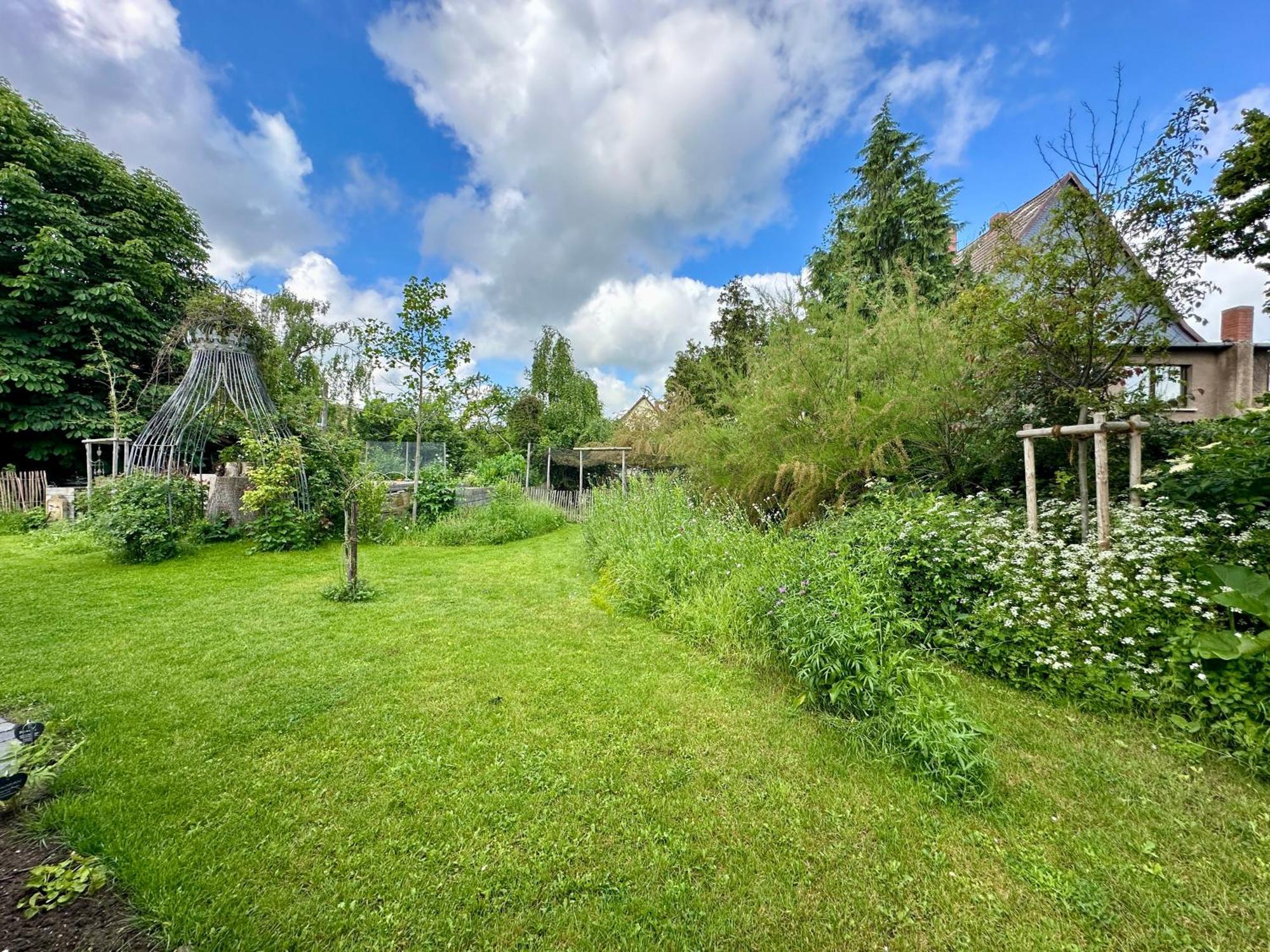 Bio Kastanienhof Erfurt - Appartements Und Ayurvedische Jurten Exterior photo